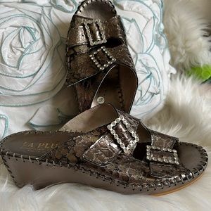 LA PLUME METALLIC SHOES RHINESTONE ACCENTS BUCKLES